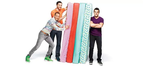 Airbnb 公司的三位創(chuàng)始人，以及他們最早的 Airbed