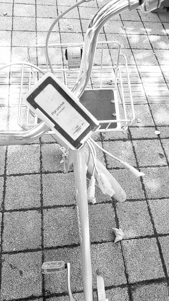 車把中間有手機(jī)充電支架，下方連接著3根充電線。