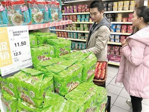 市民在超市內(nèi)購買方便面。