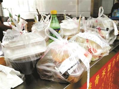 一餐館的“飯口”時(shí)段，等待“出發(fā)”的外賣擺滿案臺(tái)