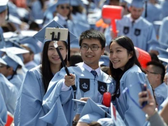 2015年5月20日，幾名中國留學生在美國哥倫比亞大學第261屆畢業(yè)典禮上自拍。約15000名畢業(yè)生參加了當天的儀式，其中包括近600名中國學生。新華社記者王雷攝