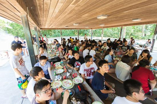 2013年，艾奧瓦州立大學中國學生組織為歡迎新生舉辦燒烤聚餐。