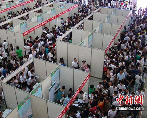 圖為招聘會現(xiàn)場人山人海的求職者。中新社發(fā) 付美斌 攝