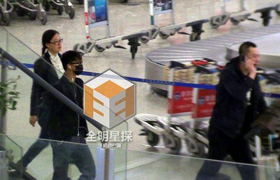 韓庚現(xiàn)身機(jī)場。