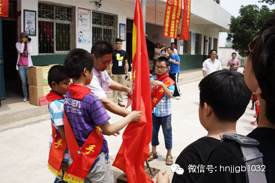 在莊嚴(yán)肅穆的國歌聲中，五星紅旗冉冉升起。學(xué)校的全體師生、愛心車隊(duì)的全體成員，共同經(jīng)歷了一次特殊的升旗