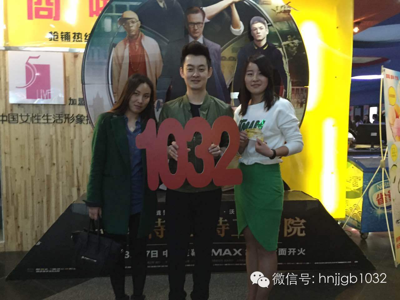 傳說中的Johnny終于現(xiàn)身啦！還是美女魅力大哦。帥哥美女好養(yǎng)眼，小編忍不住要多看幾眼呢。