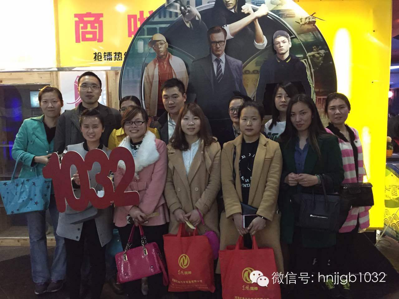 來個合影，1032的聽眾棒棒噠，個個都準(zhǔn)時到達(dá)了集合地點。Johnny表示很欣慰?。? complete=