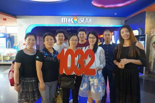 認(rèn)識(shí)的不認(rèn)識(shí)的，拍張合照就是朋友啦