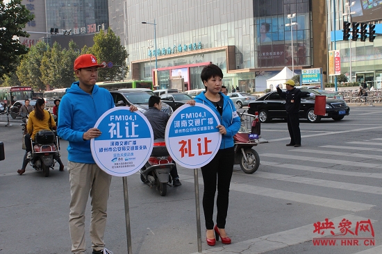 河南省文明交通形象大使、河南交通廣播主持人南方在活動(dòng)現(xiàn)場(chǎng)