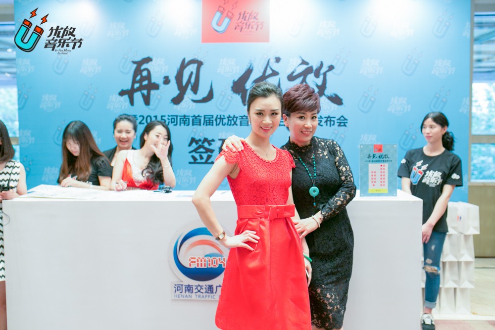 貼心的南方姐姐和美女主播小佩，海洋是不是每天都要流口水呀！