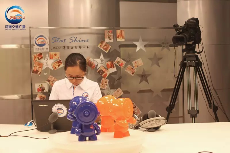 還是抽獎的姑娘比較認真！為保證抽獎的公平公正，映象網(wǎng)進行了全程視頻直播。