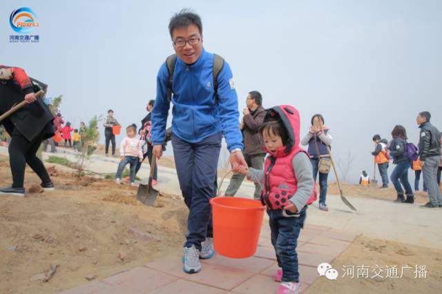 爸比爸比，你會種小樹嗎？我來教你吧~