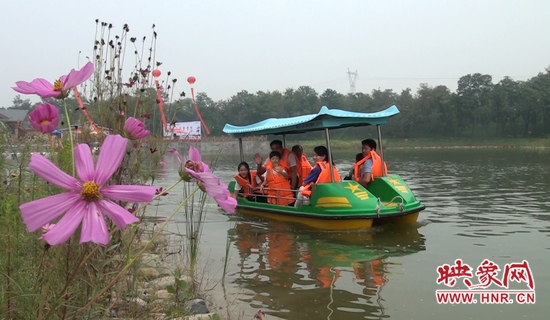 在水云間乘船游園，愜意無限