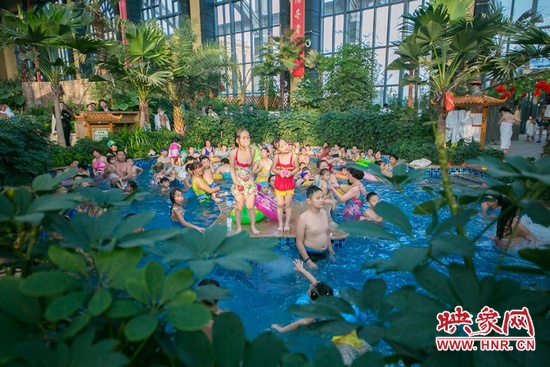 又開始過夏天的孩子們，在溫潤的泉水里放任天性。