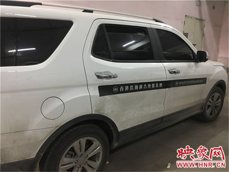 車身上按要求貼著廣告。
