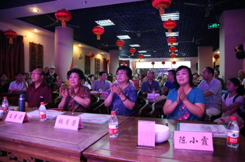 我省著名豫劇表演藝術(shù)家素君（左2）、常香玉弟子、國家一級演員張月榮（右2）