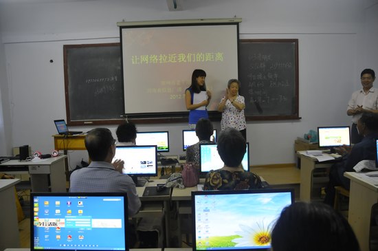 擁有18萬粉絲的網(wǎng)絡(luò)紅人、78歲的QQ奶奶張秀麗也來到網(wǎng)絡(luò)課堂