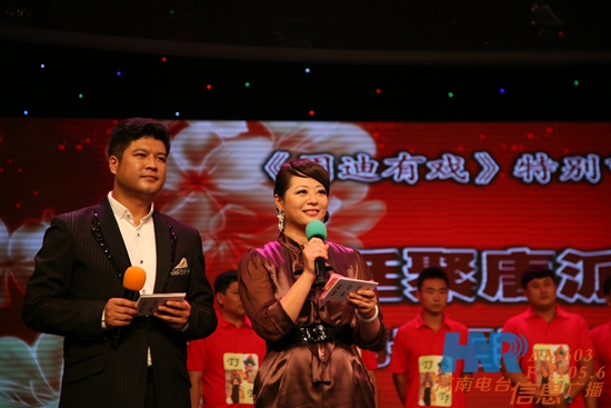 《周迪有戲》主持人周迪、鄭州電視臺文體頻道主持人劉冰（左）