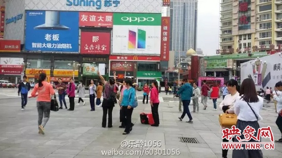 他們從四面八方匯集到二七塔下，由行走路人一下變成了一支舞蹈隊，跳起了節(jié)奏歡快、時尚動感的舞蹈。