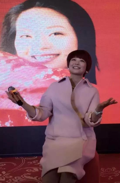 周迪現(xiàn)場表演的《雙簧》更是讓大家眼前一亮