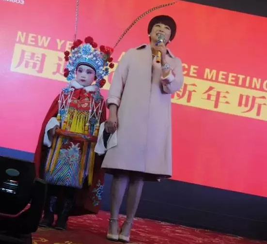 盛裝亮相的小戲迷，周迪的節(jié)目影響了一代又一代人