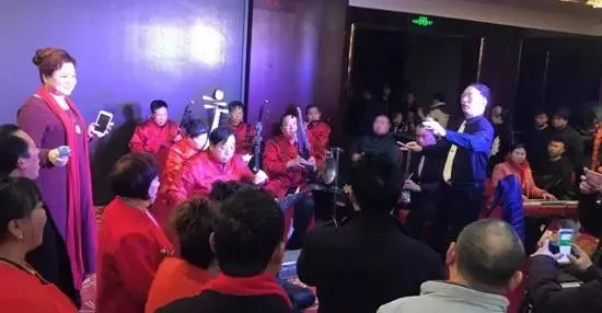 現(xiàn)場的樂隊老師也是咱的戲迷朋友，為了周迪的見面會今天累也開心