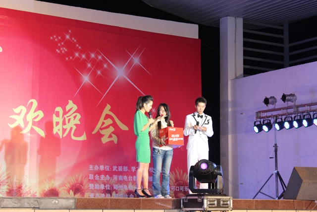 教育廣播女主播葉子現(xiàn)身晚會(huì)，全場(chǎng)沸騰
