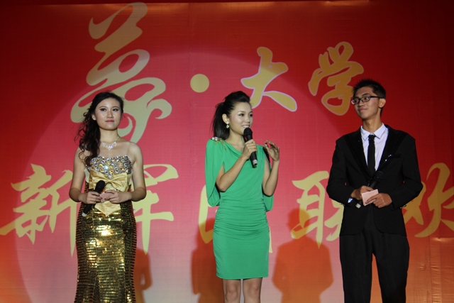 教育廣播女主播葉子現(xiàn)身晚會(huì)，與學(xué)生同臺(tái)主持