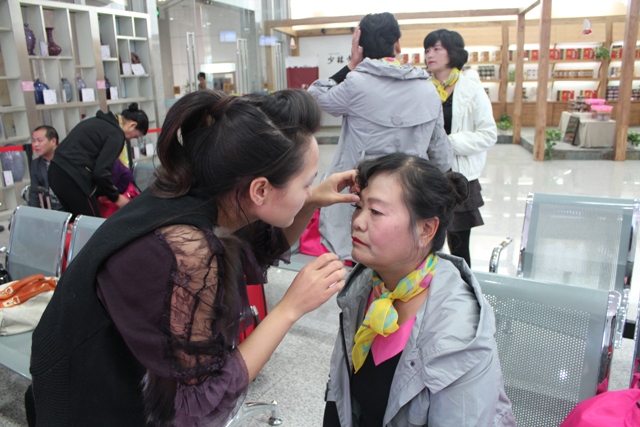 活動開始前，教育廣播女主播幫參與活動演出的老人化妝
