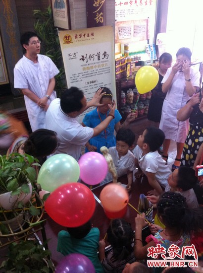 活動開始了，濟華中醫(yī)館的保健按摩專家李老師為大家講解如何有效預(yù)防青少年近視。
