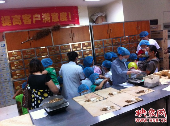 　　接下來，要進入到有中醫(yī)“博物館”之稱的中藥房去探秘啦！藥房那些小抽屜里面裝的是什么？孩子們很好奇