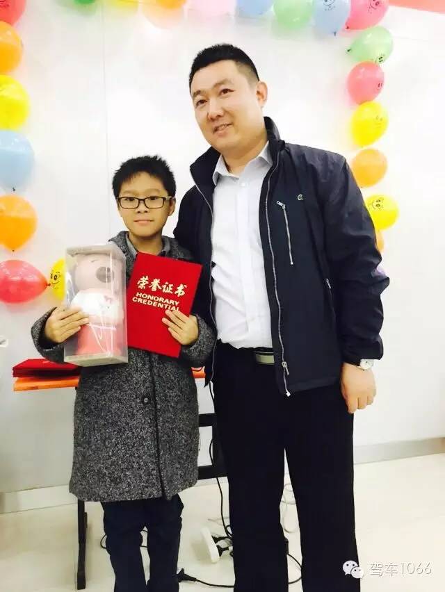 我是小小銀行家，來跟行長(zhǎng)合個(gè)影哦