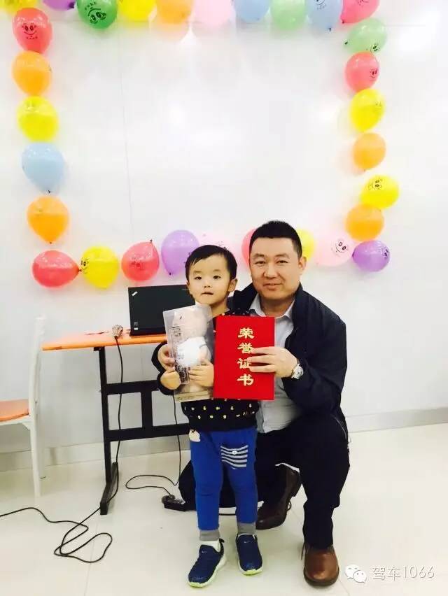 我是小小銀行家，來跟行長(zhǎng)合個(gè)影哦