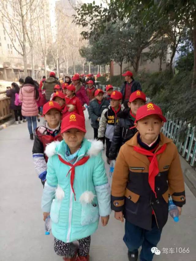 脖子上戴著紅領(lǐng)巾，頭上頂著小紅帽，排著整齊的隊伍——出發(fā)！