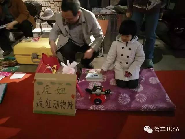 這位小老板的攤位擺的有模有樣的，不過(guò)旁邊這位酷爸怎么這么眼熟？