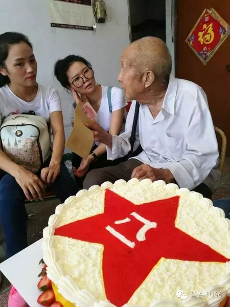 二姐們認(rèn)真聽老兵講抗戰(zhàn)的故事，老人年事已高，記憶都是轟炸！轟炸！轟炸！