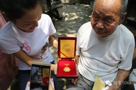 老兵聽不到我們?cè)谡f什么，今年98了。