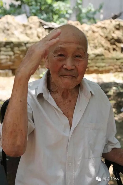 老兵身子骨不行了，九十多歲了……也許軍禮不那么標(biāo)準(zhǔn)了，但是這一幕還是感動(dòng)到了我們……