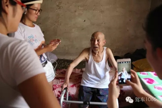 老兵老兵，你的勛章呢，國(guó)家給你的那個(gè)？