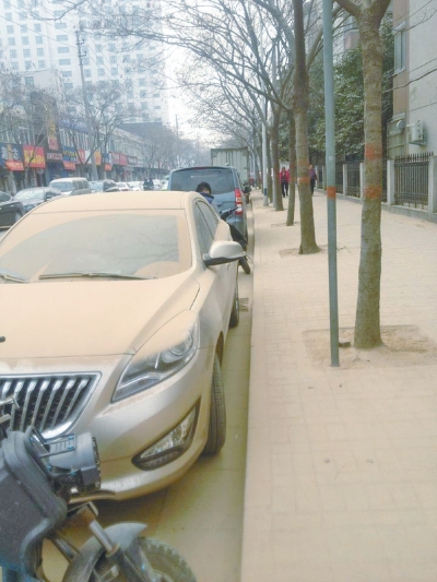 馬路灰頭土臉，停在路邊的車也蒙塵。