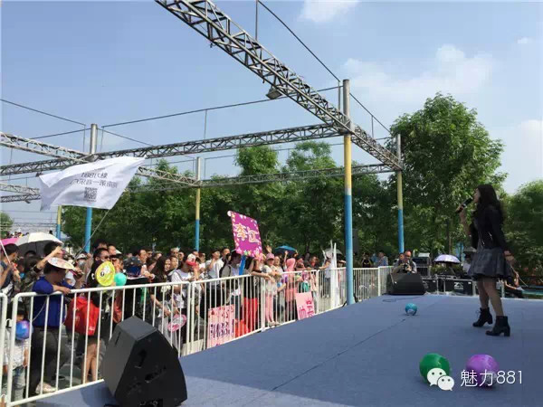 輕輕躍起、優(yōu)美身段，新聞小姐李江
