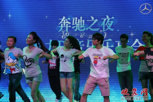 熱情洋溢的開(kāi)場(chǎng)舞，DJ們?nèi)硇耐度? complete=