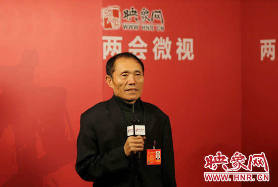 3月4日，全國人大代表、濮陽縣西辛莊村支部書記李連成在映象網(wǎng)全國兩會北京演播室做客《兩會微視》訪談。