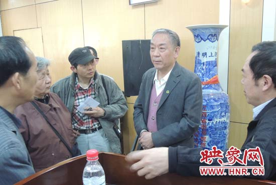 講座結(jié)束后，聽眾向戚建莊提問。