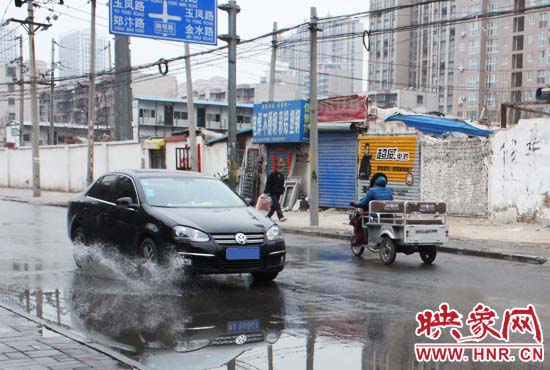機(jī)動車路過，濺起一米多高的水花