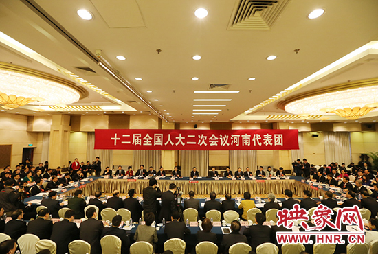 3月5日下午，第十二屆全國(guó)人代會(huì)河南代表團(tuán)召開(kāi)全體會(huì)議，議論政府工作報(bào)告。