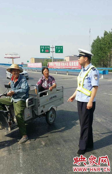 為抄近道走親戚，開封老漢騎電動三輪車上高速。