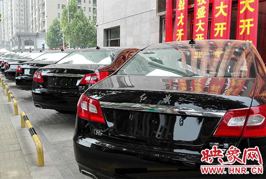路邊一棟樓上懸掛著二三十條紅色條幅，全部是祝賀一家公司開業(yè)的。