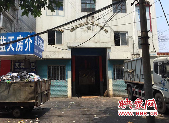 城北路環(huán)衛(wèi)中轉站門前的垃圾車裝滿了生活垃圾，腐臭味撲面而來