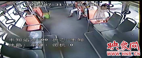 家長(zhǎng)放任小孩在車廂內(nèi)玩耍，甚至站到座椅上。